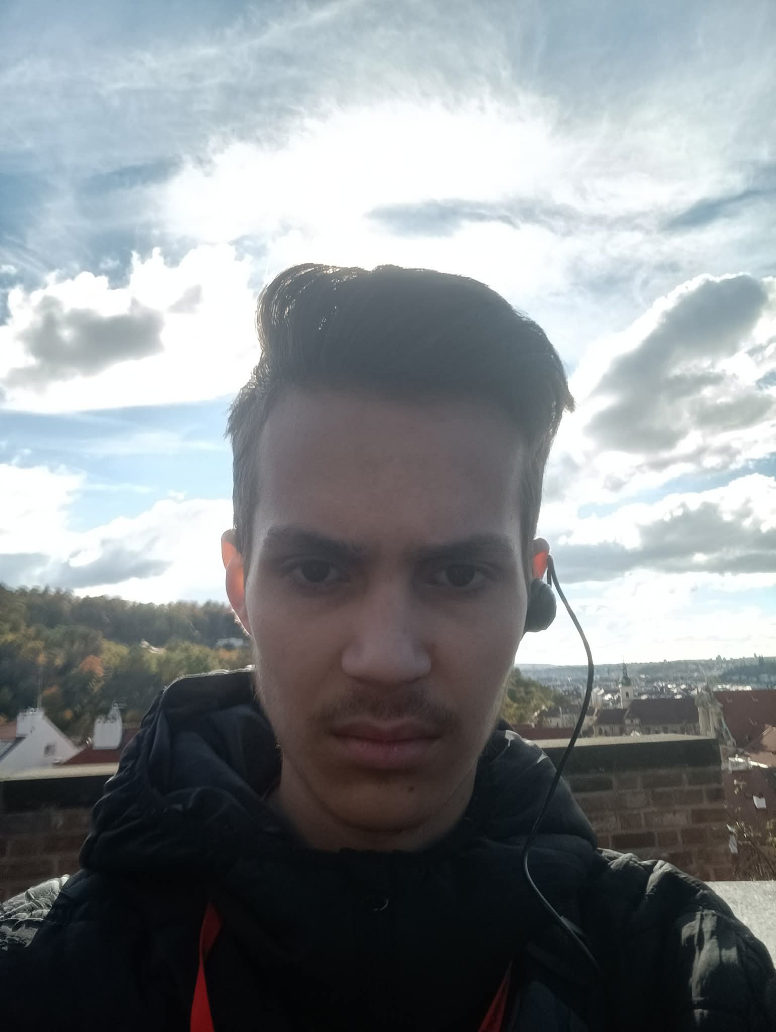 Yaroslav Ostapenko na tle nieba w Pradze