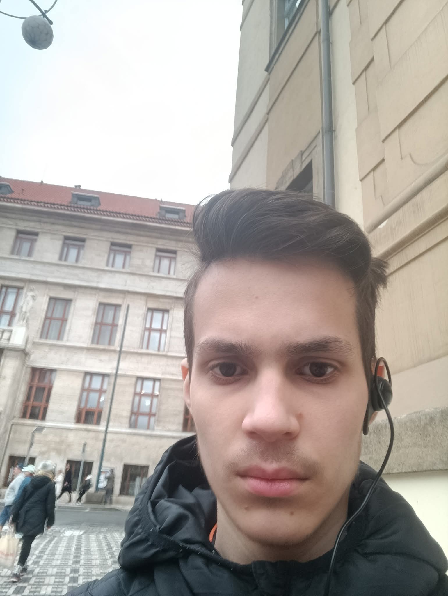 Yaroslav Ostapenko na tle transportu publicznego w Pradze