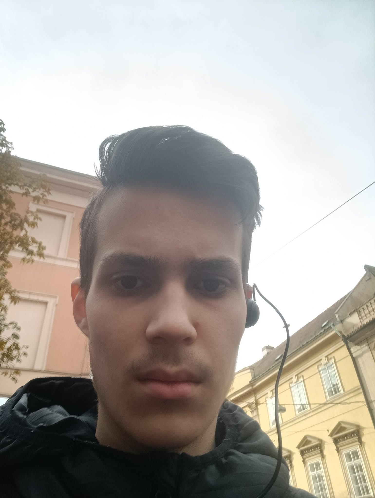 Yaroslav Ostapenko przed piękną architekturą w Pradze